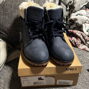 NWT Apres by Lamo Park City Boot- Navy